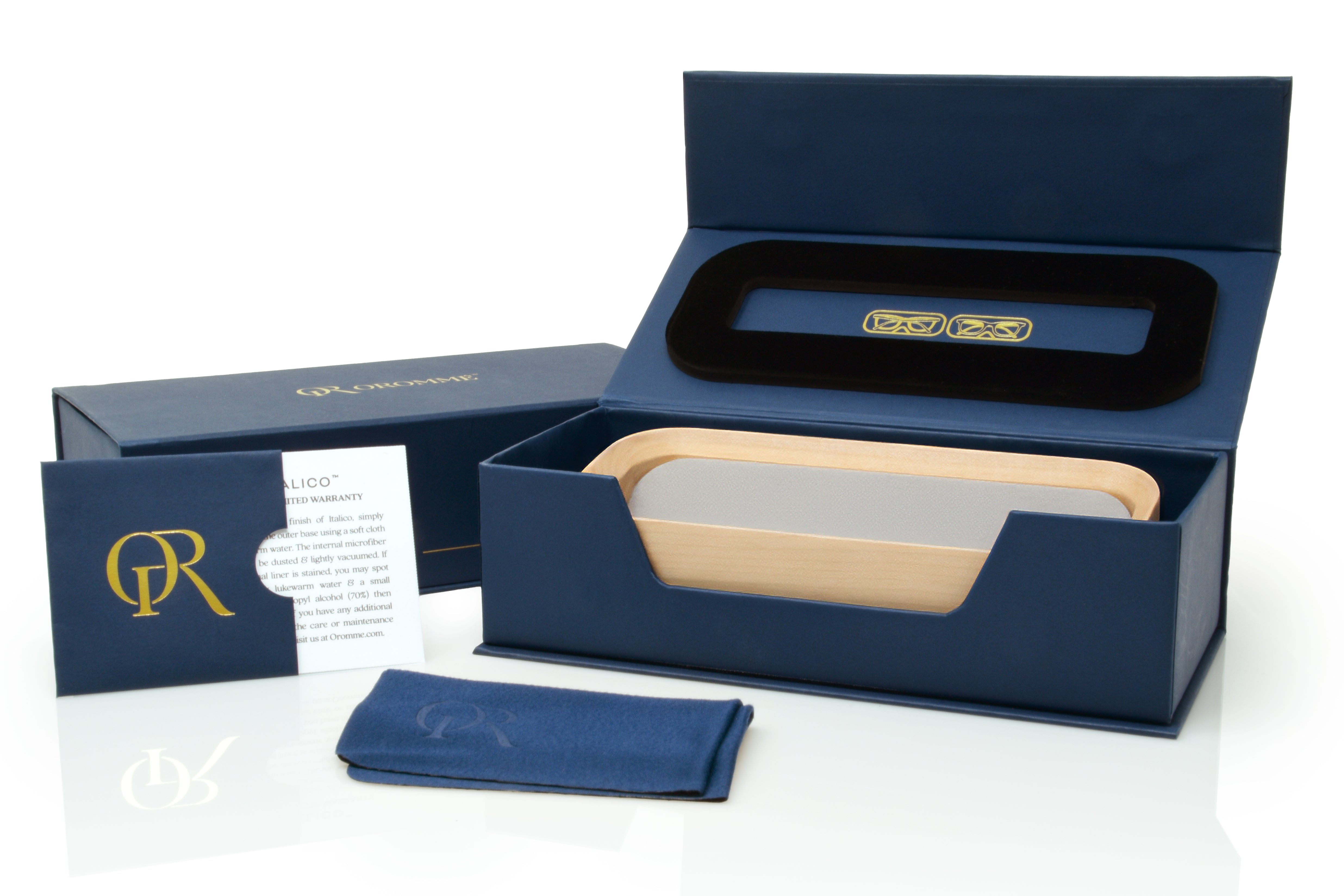 A photo of the gift packaging for the Italico White Maple Valet