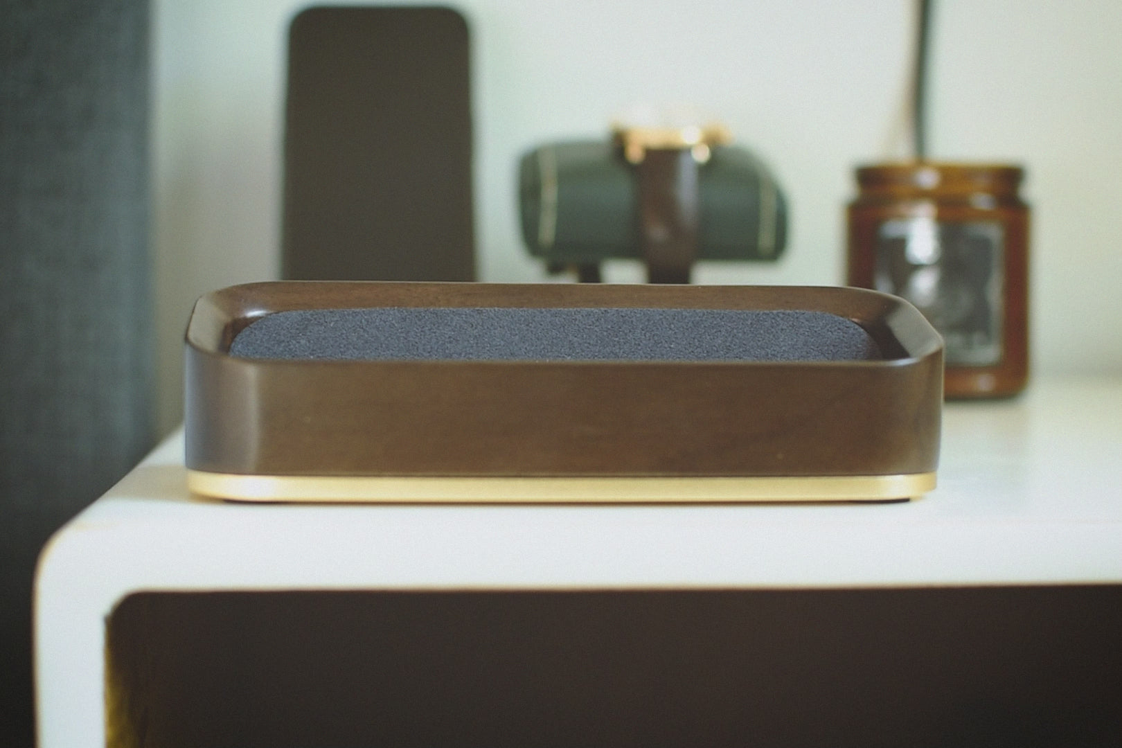 Video demonstration how frames may either be placed upright or upside down inside the Italico Luxury Glasses Valet